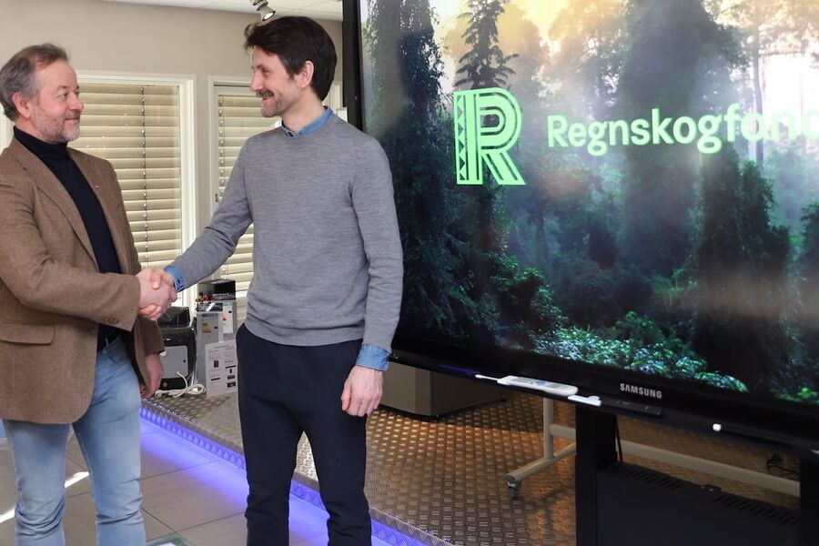 Administrerende direktør Thomas Buskoven (t.v) hos Høiax ble enda mer overbevist om at det er viktig og riktig å støtte Regnskogfondet etter presentasjonen fra fondets seniorrådgiver Anders Hylbak Bolstad. 