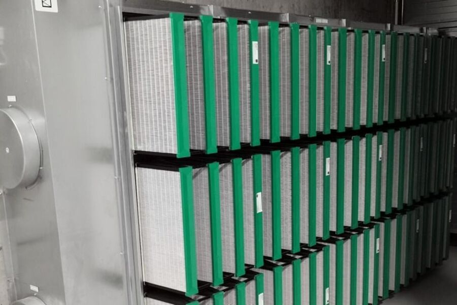 Skifte av luftfiltre skal gjøres på riktig måte for å hindre at det frigjøres uønskede og skadelige forurensninger for operatør, brukere av bygget og miljøet. Foto: VKE