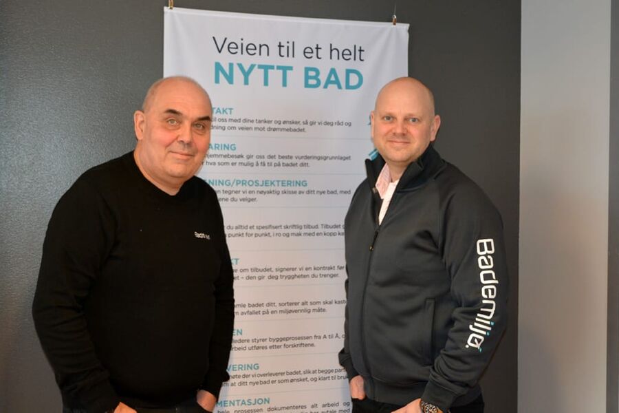 - Å få på plass et regelverk som skiller tydelig på hva forbrukeren kan gjøre selv og hva som krever fagfolk, er alfa og omega for å få ned antall lekkasjer. Det er der hovedproblemet ligger når det gjelder innbygningssisterner. Ikke hos oss eller hos produsentene, mener fagsjef Olav Råken, og markedssjef Jørgen Baardson i Bademiljø.