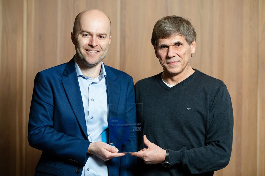Prisen til Årets Varmepumpekommune 2020 gikk til Larvik ved energirådgiver Bjørn Langjordet. Her får han prisen av Rolf Iver Mytting Hagemoen, daglig leder i NOVAP