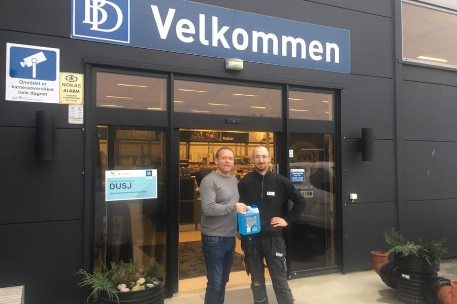 Her deler Pål Tønnesen ut spylervæske til en av BD`s kunder utenfor et av servicesentrene til grossisten. 