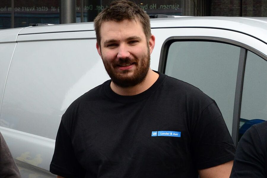 Petter Breivold Jansen hos VB Lunder & Aas Rørleggerservice på Jessheim mener mange av vannskadene kunne vært unngått om det var rom for å bygge bedre tekniske løsninger enn det som ofte gjøres i dag.  Det handler i for stor grad om å bygge billigst mulig, sier han. 