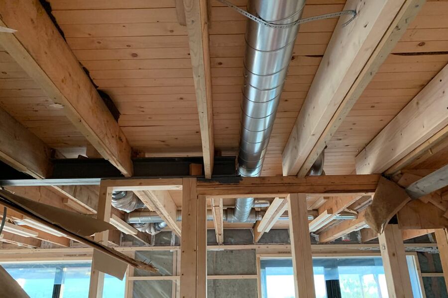 Ventilasjonskanaler i taket.