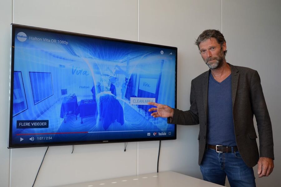 Espen Glendrange, Key Account Manager i Halton Norge, forteller at fordelen med ventilasjonsløsningen er at driftspersonell kan holde samme renhetsklasse i hele operasjonsrommet.