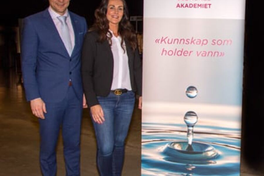 Erlend Berg, adm.direktør Bademiljø, og Kari Øgle Kjensberg, adm.direktør i Comfort.