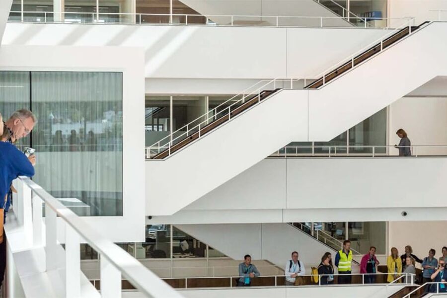 Samspillet mellom bygningskroppen og bygningens tekniske systemer gir grunnlag for å beregne bygningens energibehov og energiforsyning.Illustrasjon: Futurebuilt