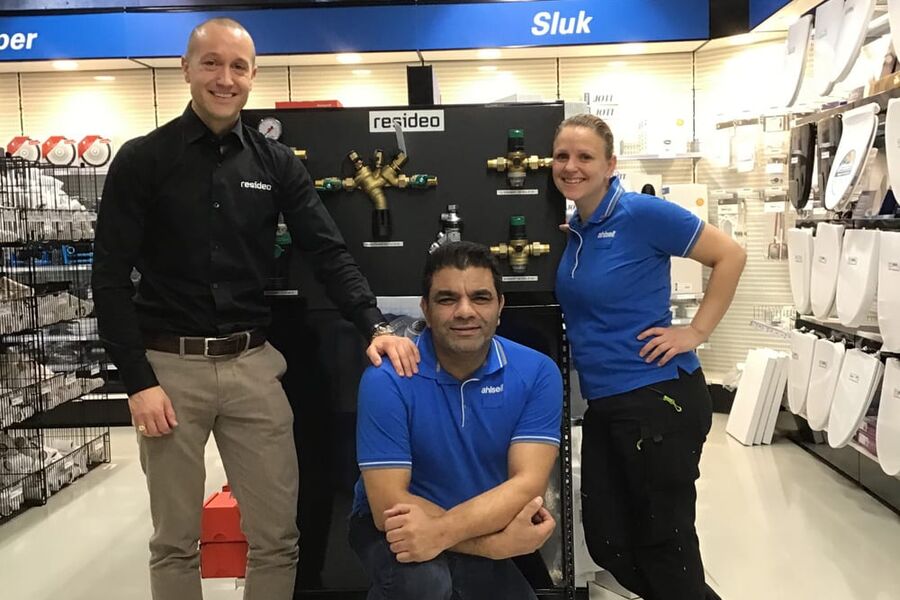 Tom Fjordvang (tv), Resideo Norge, har utviklet et tett samarbeid med Ahlsell i Bærum rundt kurs og produktinformasjon  om sikring av drikkevann. I Ahlsell butikken i Bærum, er det  Barinder S. Virk ( midten ) Marcin Baczek, og Marie Irgens (t.h) som fronter dette ut mot kundene. 