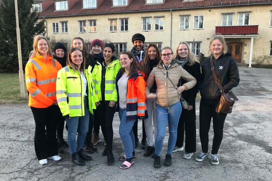 Her er alle jentene  samlet foran Oslo Storbylegevakt.