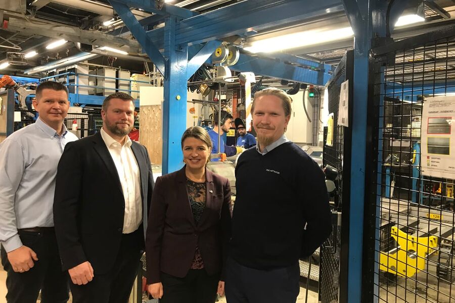 Det var god stemning da stortingsrepresentant Liv Kari Eskeland (H)  gjestet OSO Hotwater. Fra venstre ser vi  Tommy Rammen, Roy André Magnussen,  Liv Kari Eskeland og Steffen Overaa. Foto: Privat. 