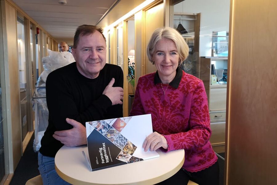 Oddgeir Tobiassen og Marianne W. Røiseland skal nøye studere den ferske rapporten om byggkvalitet.