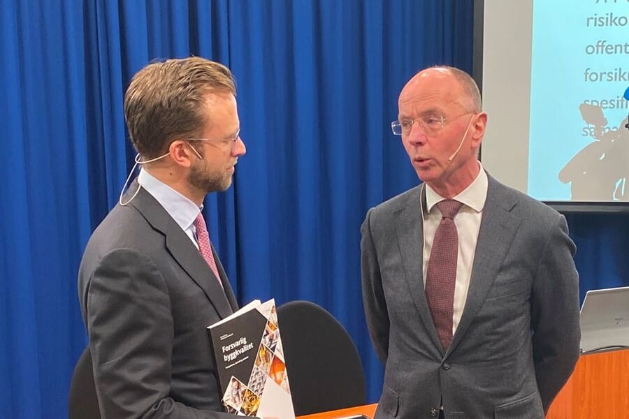 Kommunal- og moderniseringsministeren mottar rapporten tidligere i år.Foto: KMD 