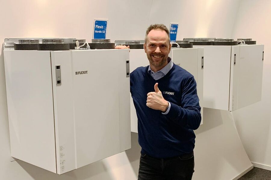 Produktansvarlig Daniel Nielsen viser stolt frem de Euroventsertifiserte boligaggregatene i Nordic-serien. 