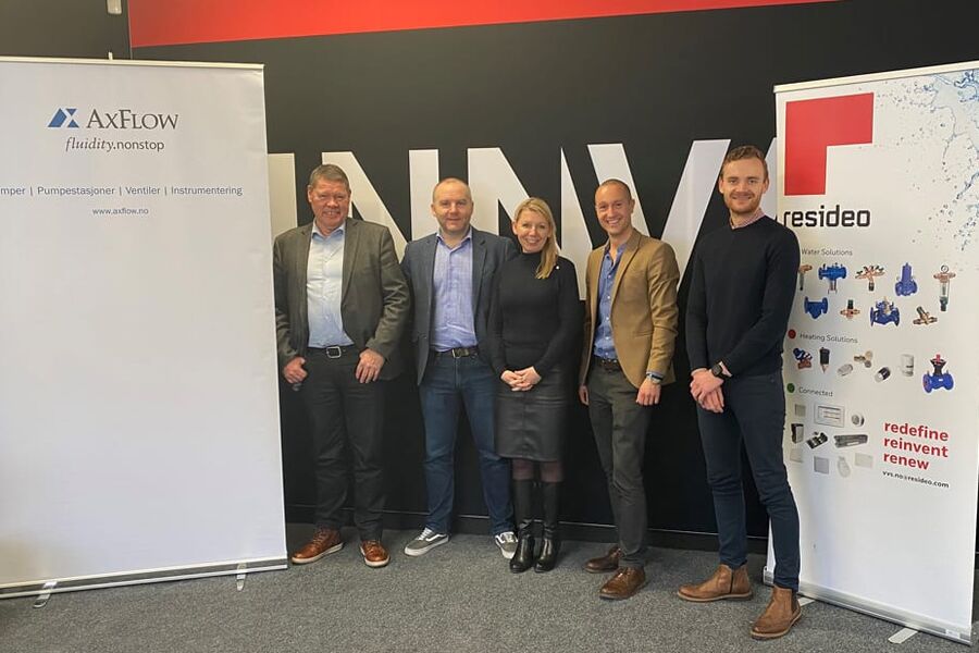 Disse er klare for å øke kunnskapen om sikring og overvåking av drikkevannet vårt ovenfor rørleggere, kommuner og VVS konsulenter. Fra venstre ser vi: Paal Schlytter AxFlow, Scott Reinhard, Innva, Nina Standahl, Innva, Tom Fjordvang, Resideo, Alexander Hummelshøj,Innva.