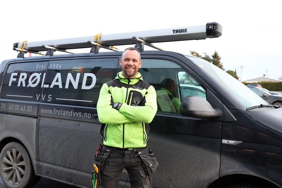 Kenneth Frøland eier og driver Frøland VVS, og forteller om en svært stor oppdragsmengde både i det private og profesjonelle markedet. Han er derimot ikke like begeistret for den utviklingen han ser md stadig flere billigprodukter på markedet. 