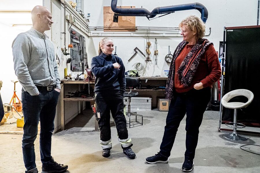 BILDET: Rørleggerbransjen ville hatt godt av flere jenter som fagarbeidere, mener lærlingansvarlig Stein Rasch, lærling Veronica Richvoldsen og Elin Moer Brænne fra opplæringskontoret i Vestfold.Foto:Assemblin