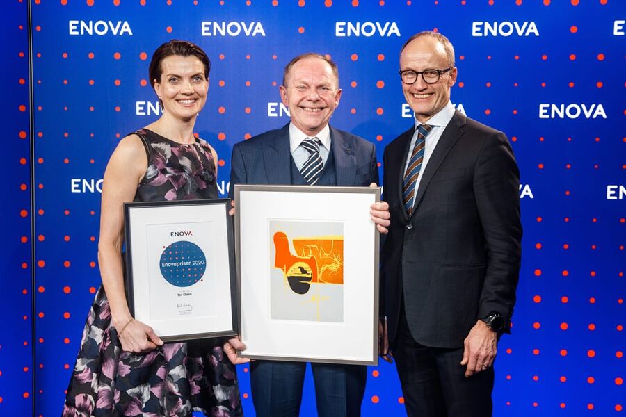 Prisvinner Tor Olsen i AF Energi & Miljøteknikk flankert av markedssjef Gunnel Fottland og administrerende direktør Nils Kristian Nakstad i Enova (Foto: Kilian Munch/Enova)
