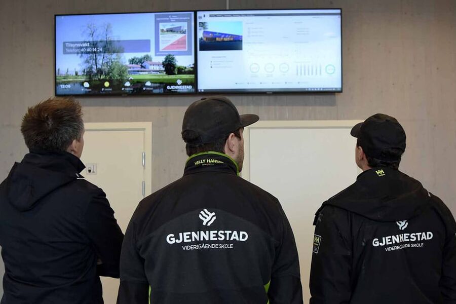 Foto: Ved hovedinngangen til Gjennestad videregående skole kan vi se data fra GK Cloud løsningen.