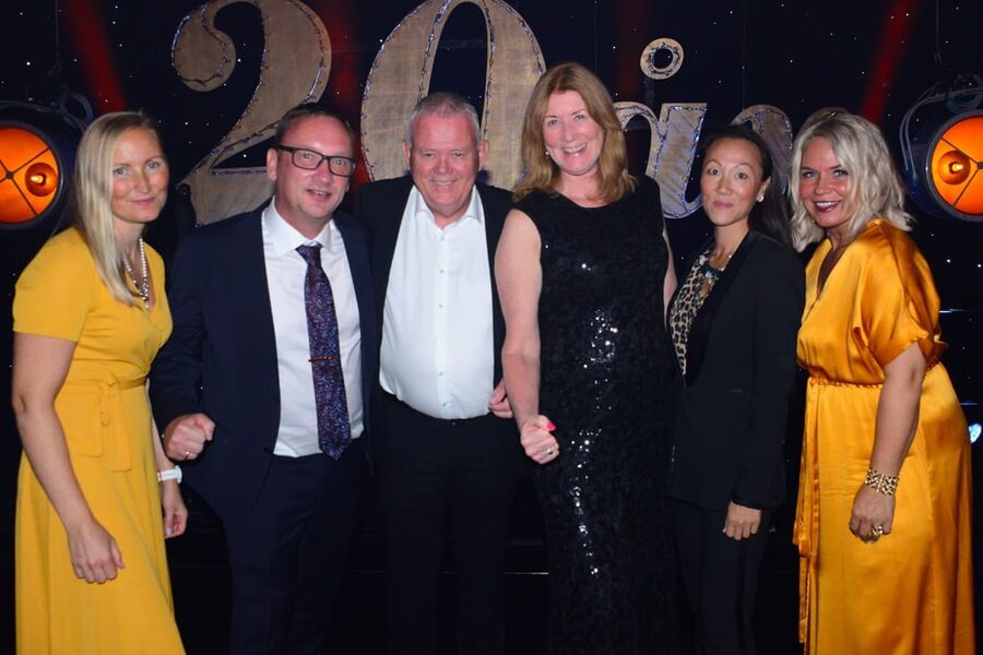 Daglig leder Kai Johnsen og forretningsutvikler Jan Vang hos VVS Eksperten er svært fornøyde med utviklingen i kjeden, og gleder seg over at stadig flere rørleggerbedrifter banker på døra. - Men vi er bevisste på hvem vi slipper inn, understreker de i samtale med VVSforum. Her ser vi hele kjedekontoret samlet under 20 års jubileet i 2019. Fra venstre, Stine Furu. Kai Johnsen, Jan Vang, Lena Vormeland, Maria Spjeldnes og Birgitte Tunheim.