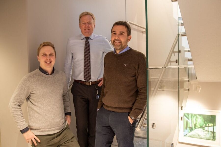 Administrerende direktør Jan-Henry Hansen (midten) sammen med de to nye lederne Magnus Kolberg Eriksen (t.v.) og Lars Anders Larsen. Foto: OPAK