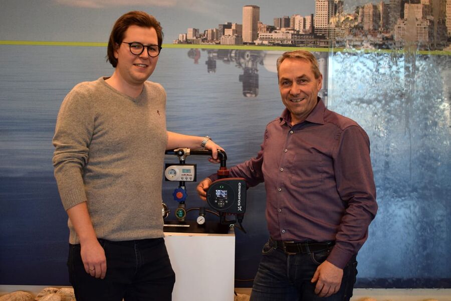 Mathias Clausen, produktspesialist VVS hos Grundfos Norge, og John Ove Laksberg, salgsdirektør VVS i Grundfos Norge AS, lanserer Grundfos MAGNA3, med verdens første pumpe med EPD sertifisering.