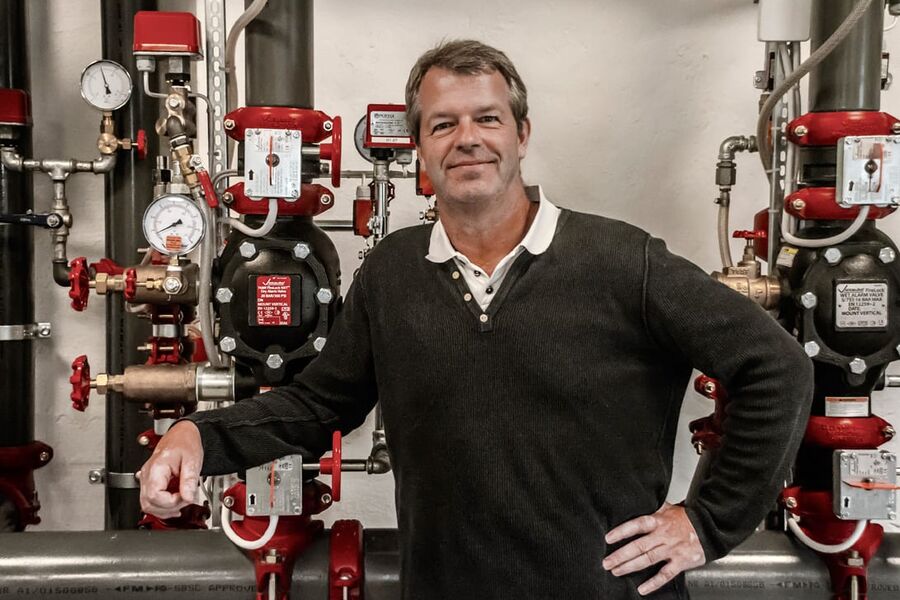 Daglig leder i Dokumentert AS, Anders Sandmæl, mener brannen i parkeringshuset på Sola Lufthavn i går, kunne vært betydelig redusert hvis bygget hadde hatt sprinkleranlegg.