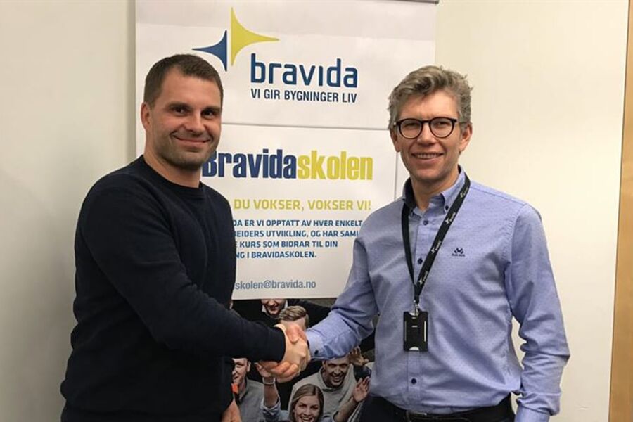 Adm.direktør Tore Bakke i Bravida Norge gratulerer Thomas Kristoffersen  med stillingen som ny direktør for Innlandet. - Thomas har gode lederegenskaper, stor gjennomføringskraft og er flink til å skape relasjoner både internt og eksternt, påpeker 
Tore Bakke, 