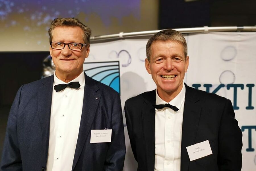 Bjørn A. Grimsrud, VVS-ing, og fagsjef i Fagrådet for Våtrom, og forskningsleder Lars Erik Fiksum, avd. Bygninger og installasjoner i Sintef Community stilte høytidlig og flott kledd når de hadde invitert 150 gjester til feiringen av 25-års jubileet for våtromsnormen.