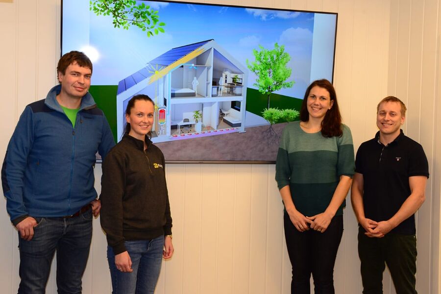 Plusshusene er bærekraftig og er en økonomisk lønnsom investering i naturskjønne omgivelser på Ormåsen, sier fra venstre, Flagets daglige leder Torger Terum, BIM Tekniker, Karoline Flatin Lien,  økonomirådgiver Kristin Engevik Kristoffersen og energiekspert David Zijdemans. 