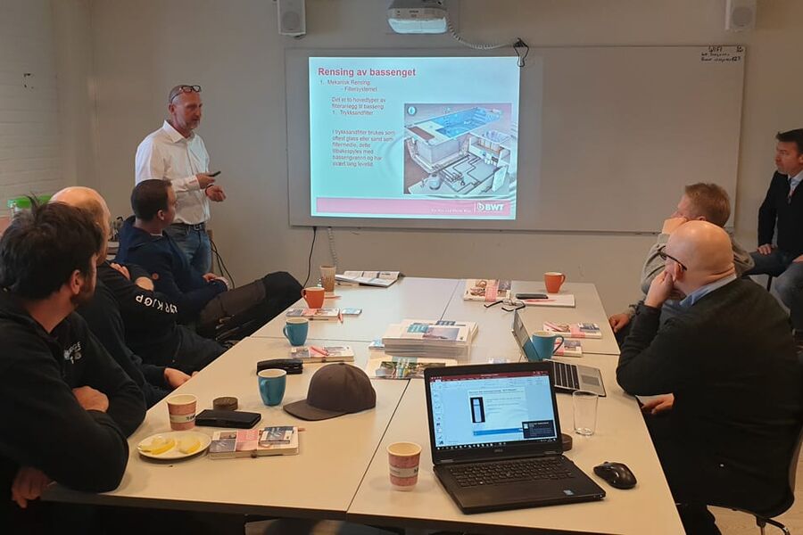 Frode Semb, Sales manager i BWT Pool Partner,holder i disse dager kurs for rørleggere hvor han går igjennom det byggtekniske i byggingen av et svømmebasseng. Fokus er på konstruksjon, renseprosesser, og varmeløsninger.