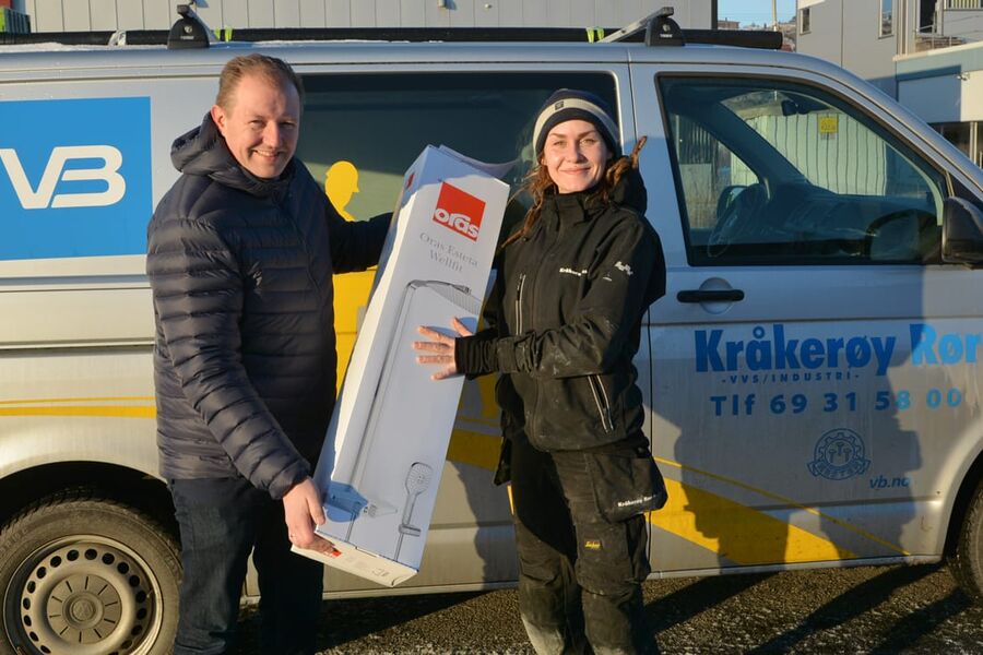 Camilla Cox Barfot har fått masse hyggelige tilbakemeldinger fra landet over etter at hun ble kåret til Norges hyggeligste håndverker. Det vanket også en rekke flotte premier. Nylig fikk hun sponsorpremien for rørleggerkategorien overlevert av Lars Erik Fossum i Oras Armatur, på et oppdrag rett ved der Camilla bor. Premien er en Oras Esteta Wellfit dusj fra Oras. 