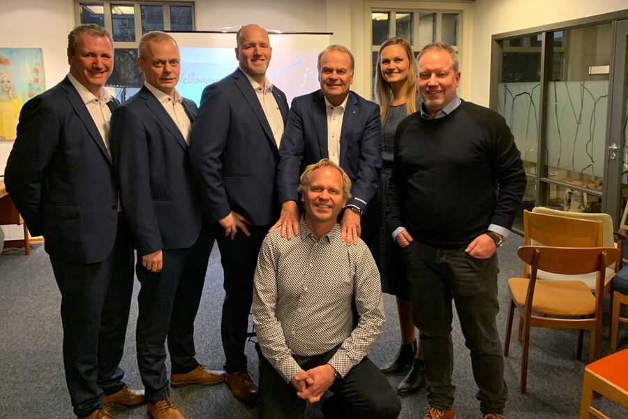 Både Roar Smelhus, daglig leder i Home Workspace AS og Geberits prosjektansvarlig Arvid Aalen og salgssjef B2B Herman Larssen er svært godt fornøyd etter møtet de initierte med blant annet arkitekter i Banken i Grefsenveien i Oslo.  Det er helt avgjørende å få satt all kompetanse i spill om målet om maksimal bærekraft skal oppnås. I det bildet finner vi også leverandørenes kompetanse, påpeker de. På bildet ser vi venstre, Tor Arnesen, Geberit, Geir Jimmy Søreng, Geberit, Geir Kvammen,Geberit,
Herman Larsen, Geberit, Katharina Sølvberg,Geberit og Roar Smelhus, Home Workspace.Foran Arvid Aalen, Geberit.
