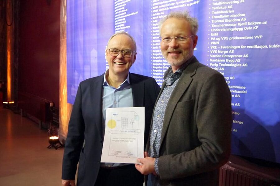 En fornøyd Sverre Tiltnes i Bygg21 sammen med Thor Lexow i VKE etter signering.

