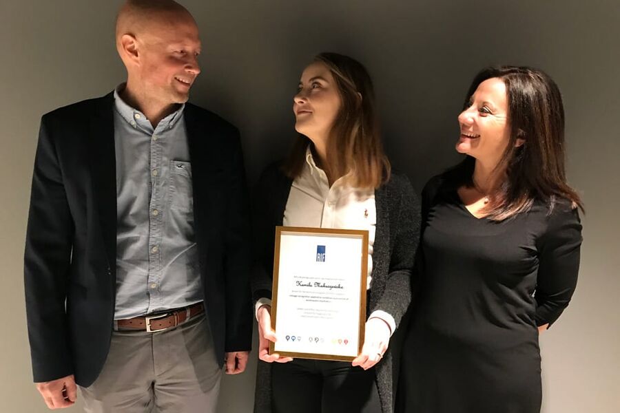 På bildet ses fra venstre, prisutdeler Jonny Ødegård, prismottaker Kamila Makuszewska og til høyre veileder Rita Ugarelli. Foto: RIF