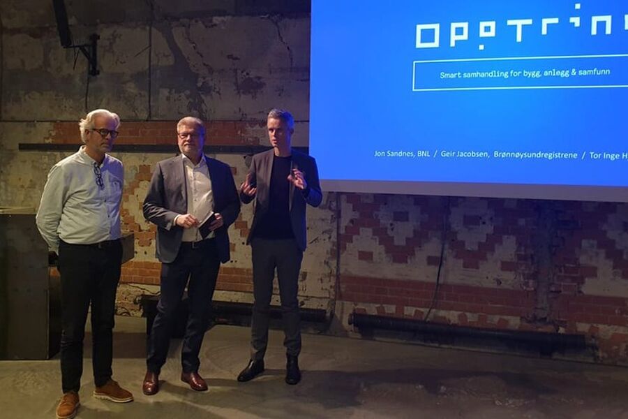 Jon Sandnes, Adm. dir. BNL, Geir Jacobsen konsulent i Initium som holder i prosjektet for Brønnøysundregistrene, og Tor Inge Hjemdal, adm. dir i DOGA i samtale om hvordan Opptrinn skal bidra til smart samhandling i byggenæringen.