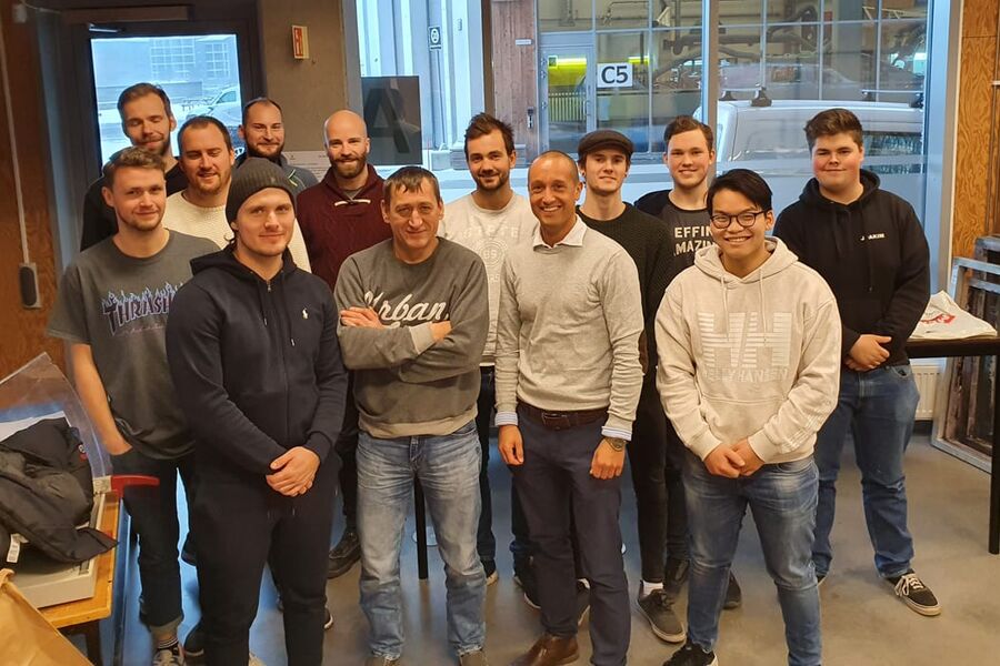 Lærlinger fra hele Vestfold, sammen med faglærer Sindre Skogheim og Tom Fjordvang fra Resideo i midten foran. Fra venstre: Steffen, Jimmy, Christer, Dawid, Marius, Sindre, Zdzislaw, Joachim, Tom, Mats, Fredrik, David og Joakim. Foto: Opplæringskontoret for rørleggerfaget i Vestfold.
