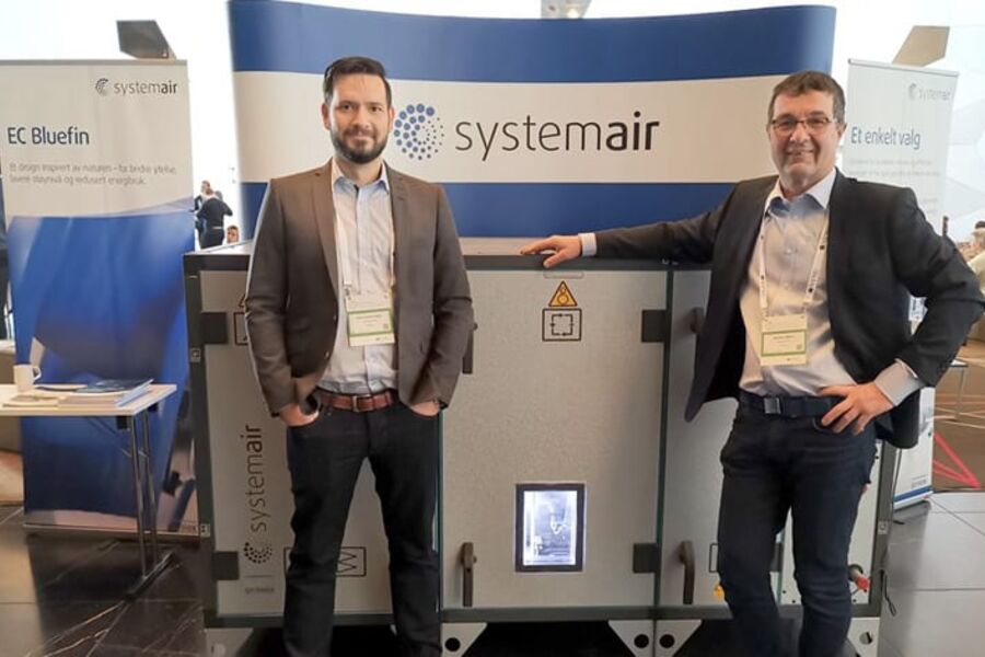 Amund Ona Gjul og Øystein Mehli i Systemair AS viser ventilasjonsaggregat som inngår i ZEB+.