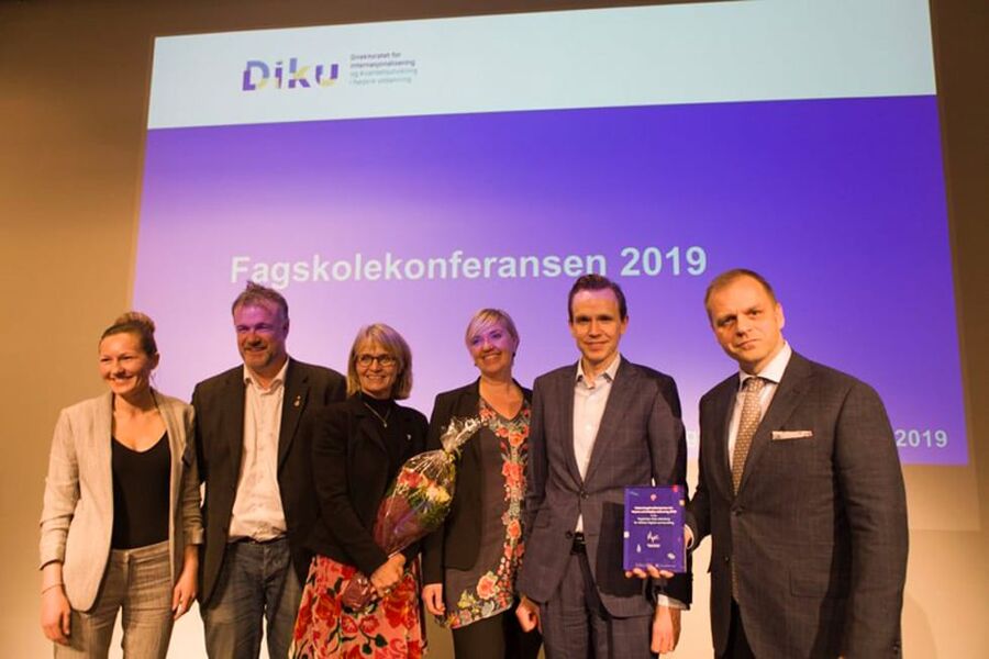 Ingeborg Laukvik i Nasjonalt fagskoleråd (fra venstre), styreleder Arvid Ellingsen, rektor Kirsti Andresen, Gro Tjore i Diku, statssekretær Tom Erlend Skau og lektor Harald Selvær. Foto: FOA