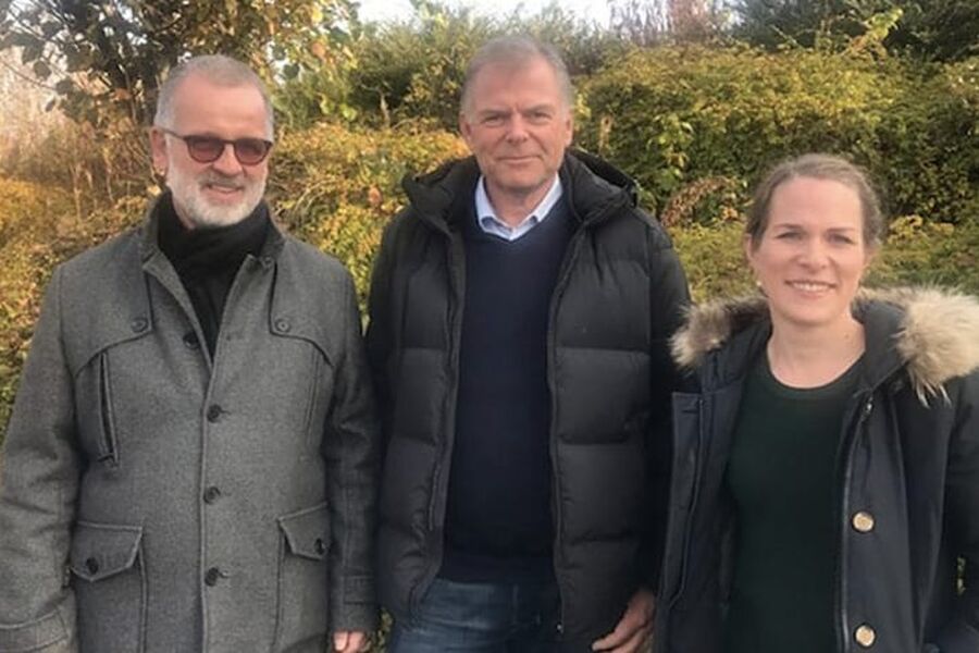 Bildet fra venstre; Lars Egil Borsheim, prosjektleder bygg SUS2023, Gunnar Løken, administrerende direktør KRV og Karen Mauritzen Midbøe, rådgiver anskaffelser SUS2023. Foto: SUS2023