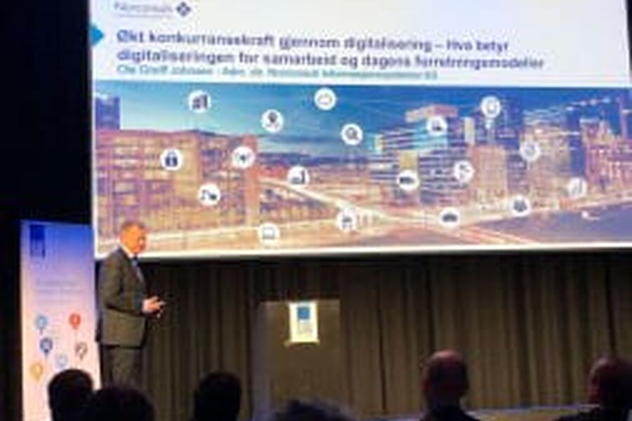 Ola Greiff Johnsen på scenen under Rif sin høstkonferanse. Foto: Norconsult