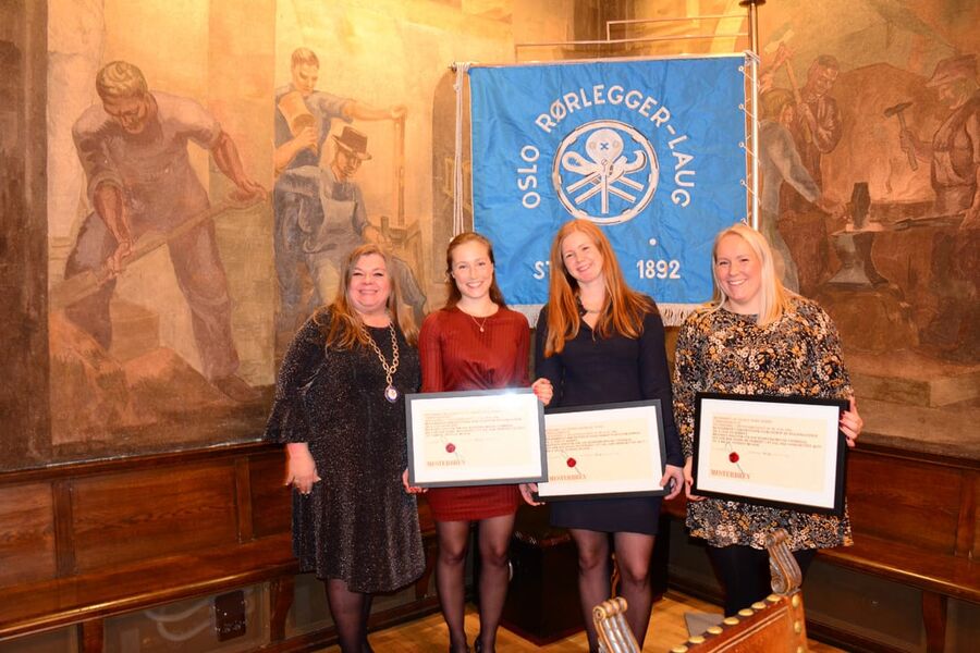 Tre ferske rørleggermestere med sitt Mesterbrev og som alle har arvet interessen fra sin far. Her sammen med Oldermann Ann-Mari Amundsen ( til venstre) i Oslo Rørleggerlaugs under den høytidlige utdelingen i Håndverkerenes lokaler i Oslo sentrum. Fra venstre etter Oldermann, Elise Svang Jansen (AF Energi og miljøteknikk), Mathilde Olsen (Søstrene Amundsen) og Marie Horvei (Bravida).