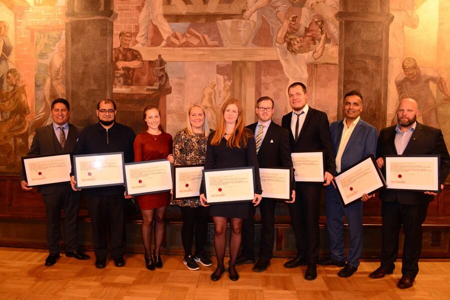 Her har vi alle de nye rørleggermesterne i Oslo og omegn under utdelingen i Oslo Rørleggerlaug sin storstue, Laugsalen sist uke. Fra venstre ser vi: 
Martin Pablo Andrés Velasco Bratfos, Waqas Muhammad Javed ,
Elise Emmely Svang Jansen, Marie Horvei, Mathilde Olsen, Henrik Østerberg Torgersen, Marco Lindemann , Muzaffar Ahmad Chaudhry, Jon-Aril hagen.