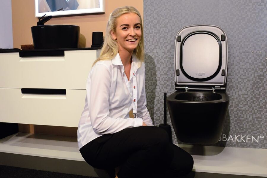 Christine Caspersen hos Korsbakken Bad kan fortelle at de har fått god respons på deres nye toalett Genesis i sort matt, fra Ceramica Globo.