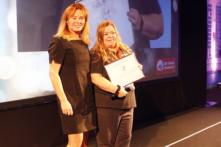 Mari-Ann Amundsen, daglig leder i Søstrene Amundsen Rørleggerbedrift AS (til høyre), ble tidenes første mottaker av Ingeborg-pris fra Ingeborg-nettverket. Styreleder Eli Hermine Heyerdahl Eide (til venstre) delte ut Ingeborg-prisen 2019. Foto: RørNorge