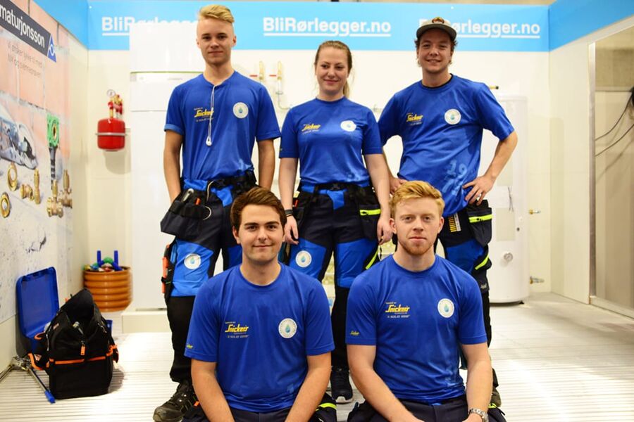 Alle lærlingene som avlegger svenneprøve og konkurrerer om NM-tittelen i Rørleggerfaget samlet på et brett. Bak fra venstre: 
Magnus Skjellum Nielsen, Sandra Eilertsen, Aksel Halvorsen.
Foran fra venstre  Daniel Eide Mjelde, og Erlend Haug.
