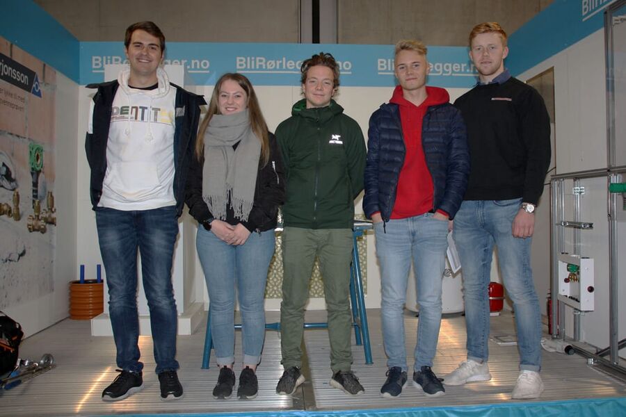 Finalistene til NM i rørleggerfaget 2019 (fra venstre): Daniel Eide Mjelde, Sandra Eilertsen, Aksel Halvorsen, Magnus Skjellum Nielsen og Erlend Haug.