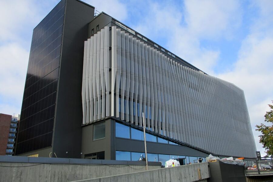 Det BREEAM Outstanding-sertifiserte MAX-bygget i Tempeveien 22 er kledd med både solcellepaneler og stående, perforerte aluminiumslameller, som tar unna det aller meste av solinnslipp. Foto: Norconsult
 