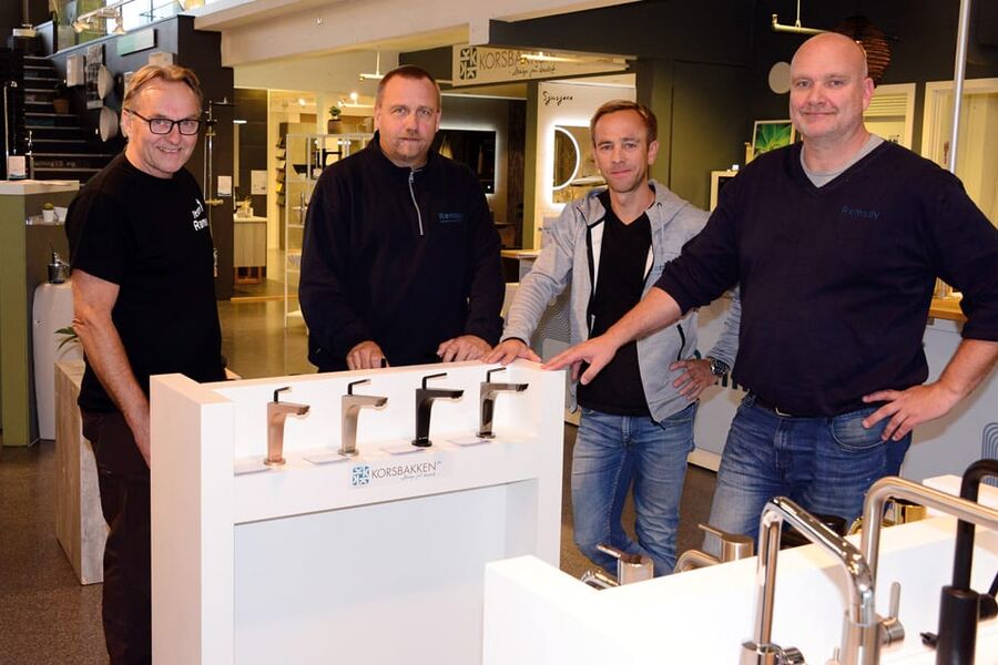 Ramsøy har gradvis utviklet og utvidet lokalene de siste tre årene.  I tillegg til at vi har frigjort butikkarealer, har vi også utvidet sortimentet betraktelig. Men vi har kun tatt inn leverandører vi stoler på i forhold til kvalitet, som er enkle å forholde seg til og som er leveringsdyktig, sier en fornøyd og optimistisk Kenneth Tofthagen, salgs og markedssjef hos rørleggerforretningen på Lillehammer. Sentrale personer hos Ramsøy på Lillehammer, fra venstre Kjell Aage Finsrud, prosjektleder, Erling Moan, prosjektleder, Kenneth Tofthagen, og daglig leder i Ramsøy AS, Dag Brenden.