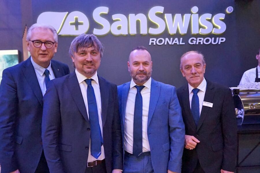 SanSwiss sin satsning i Norge startet for fullt på ISH-messen i Frankfurt i mars 2019. Fra venstre Brand & Marketing Director for SanSwiss Scandinavia, Yngve Pettersen, salgssjef Frode Tofte hos importør i Norge, Bedre Baderom AS, daglig leder i Bedre Baderom AS, Tom Kaspersen og Urs Gasser, General Manager i SanSwiss AG.