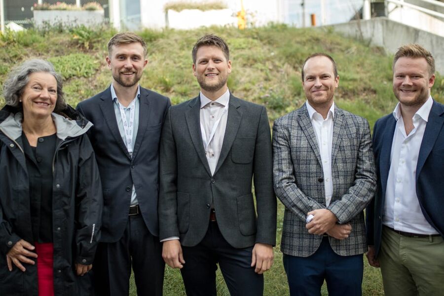 Fra venstre: Prosjektdirektør Kari Gro Johansen (SUS2023), BIM Manager Torgeir Fadnes (COWI), BIM Manager Kristoffer Tungland (COWI), Derek Wright (Signify), forretningsutvikler Haavard Tufta (COWI). Foto: COWI / Kristoffer Jakobsen