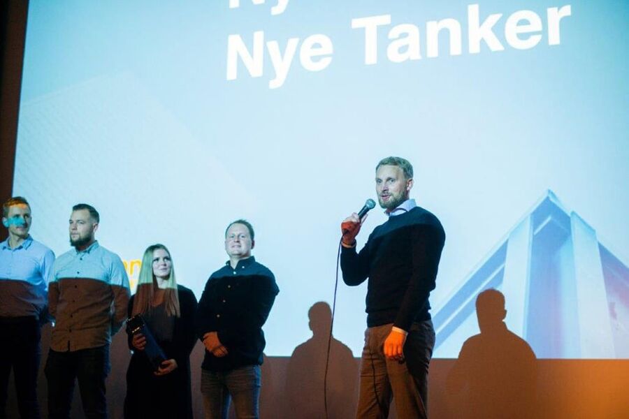 Daglig leder Anders Grevstad og kolleger i Grevstad & Tvedt VVS AS i Bergen er stolte vinnere av Årets Lean Inspirasjonspris. Fra venstre i bildet ser vi, Knut Aarskog, Håkon Fyllingsnes, Julie Johnstad, Arve Dalland fra Grevstad og Tvedt VVS. Foto: Siv Sivertsen